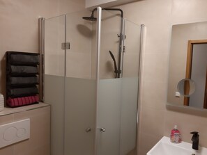 Een douche, een haardroger, handdoeken, zeep