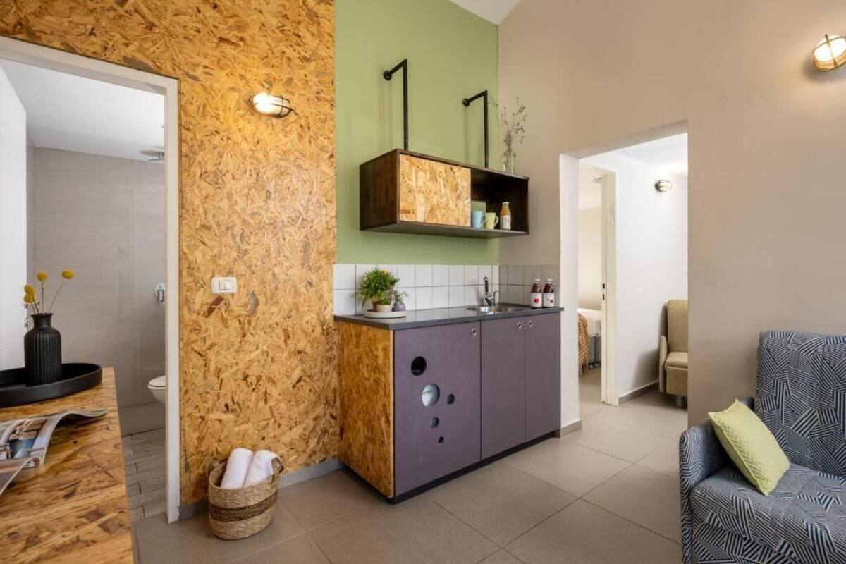Una cocina moderna con un revestimiento de pared de madera, un armario empotrado y una encimera gris.