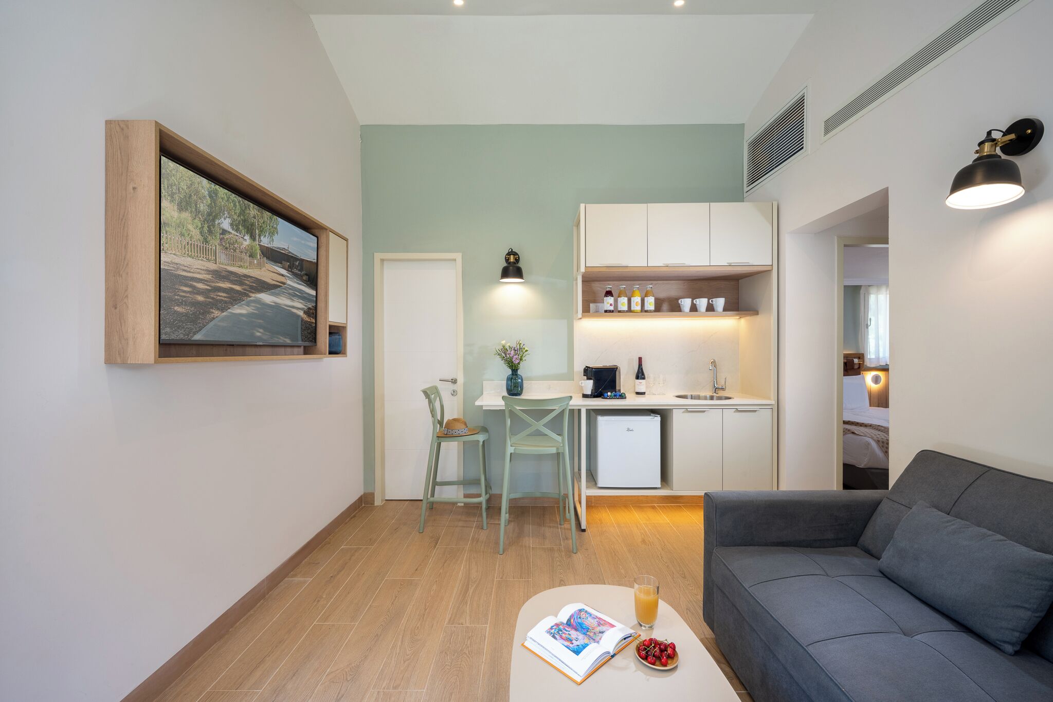 Deluxe Room, Non Smoking | Desk, individually decorated, individually furnished, bed sheets