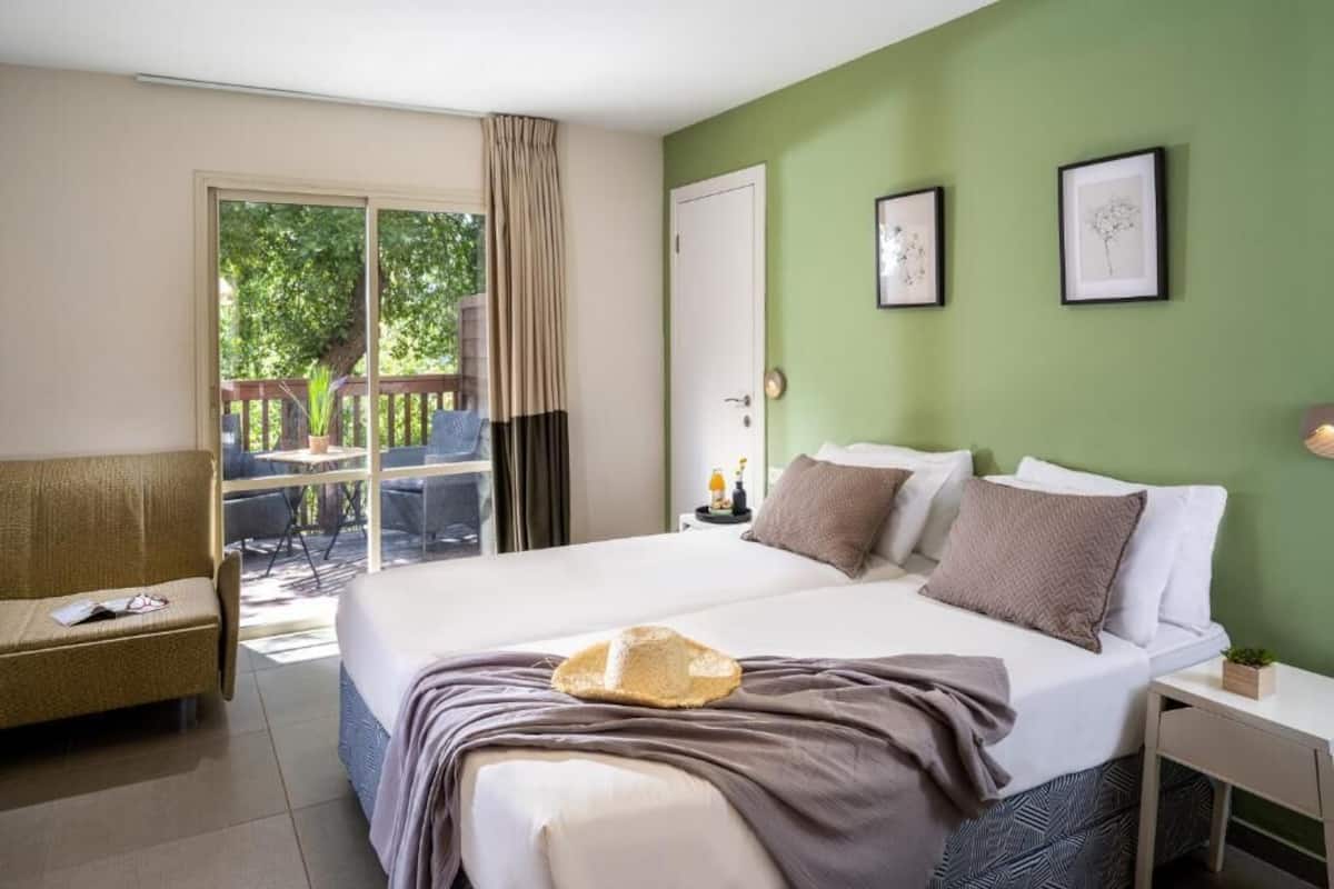 Habitación clásica, balcón, vista al jardín | 2 habitaciones y sábanas de algodón egipcio