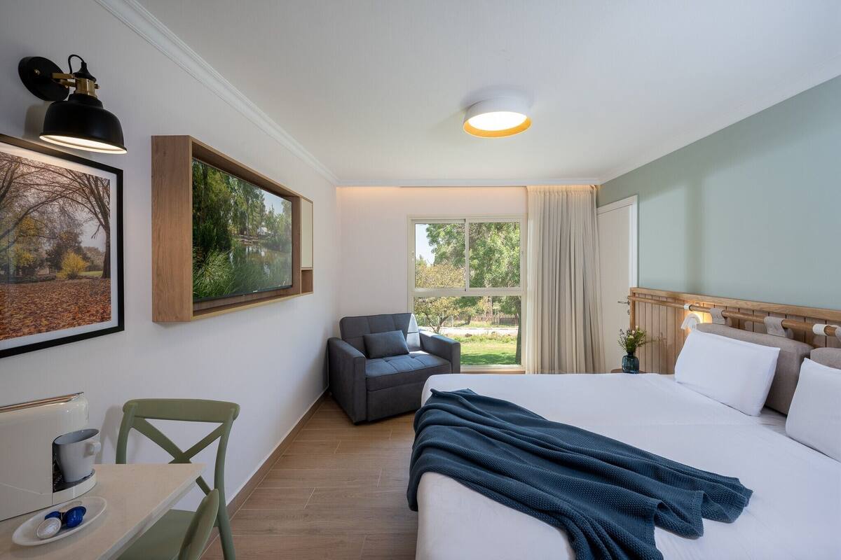 Deluxe Bazeleth Room | Escritorio, decoración individual, mobiliario individual y ropa de cama
