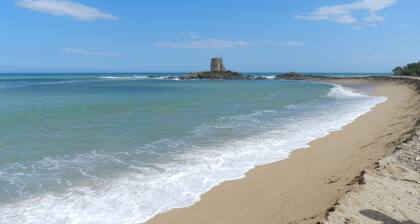 Small house with enclosed garden 400m walk from the beach