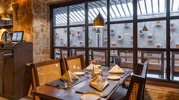 2 restaurants, spécialités Cuisine végétarienne