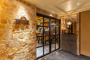 Här finns 2 restauranger som serverar frukost.