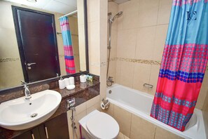Studio | Bathroom | Shower, soap, shampoo, toilet paper - Gld - Cozy Studio with balcony (Dubai)