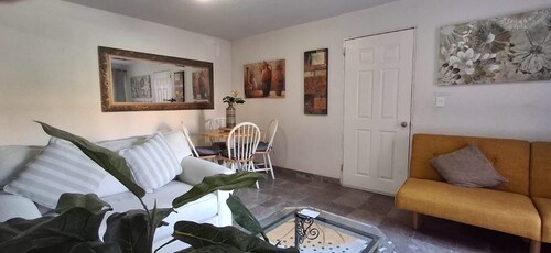 Cozy Gem steps away from the Border ,Jacuzzi in private patio.