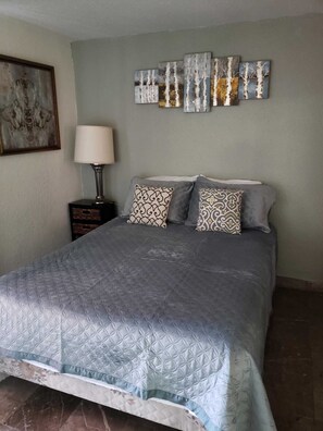 2 bedrooms, WiFi - Cozy Gem steps away from the Border ,Jacuzzi in private patio. (Tijuana)