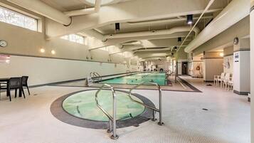 Una piscina cubierta, una piscina climatizada