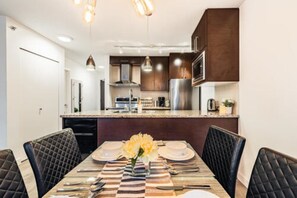 Dining - Spacious feel, lots sunlight, King bed; free EV parking spot,pool & hot tub! (Vancouver)