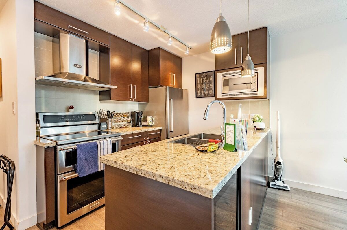 Frigorífico, microondas, horno y placa de cocina