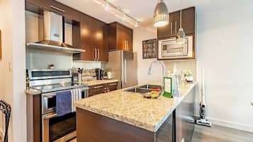 Frigorífico, microondas, horno y placa de cocina