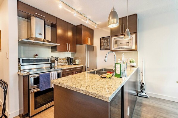 Fridge, microwave, oven, stovetop