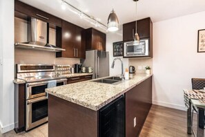 Fridge, microwave, oven, stovetop - Spacious feel, lots sunlight, King bed; free EV parking spot,pool & hot tub! (Vancouver)