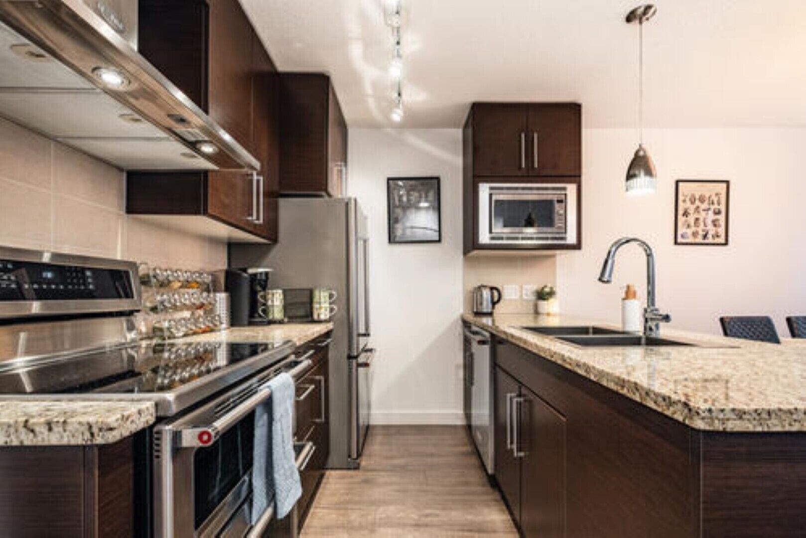 Réfrigérateur, micro-ondes, four, plaque de cuisson