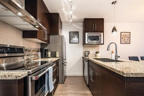 Frigorífico, microondas, horno y placa de cocina