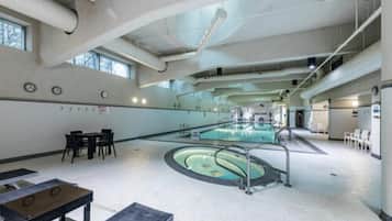 Una piscina cubierta, una piscina climatizada