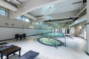 Una piscina cubierta, una piscina climatizada