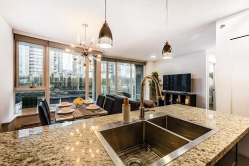 Spacious feel, lots sunlight, King bed; free EV parking spot,pool & hot tub!