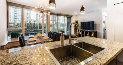 Spacious feel, lots sunlight, King bed; free EV parking spot,pool & hot tub!