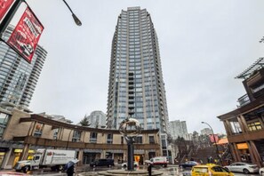 Exterior - Spacious feel, lots sunlight, King bed; free EV parking spot,pool & hot tub! (Vancouver)