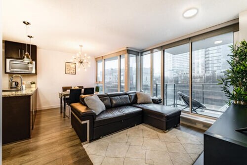 Spacious feel, lots sunlight, King bed; free EV parking spot,pool & hot tub!