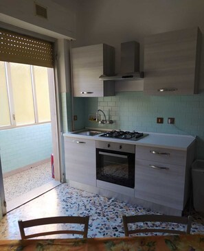 Frigorifero, forno, piano cottura, macchina per tè/caffè