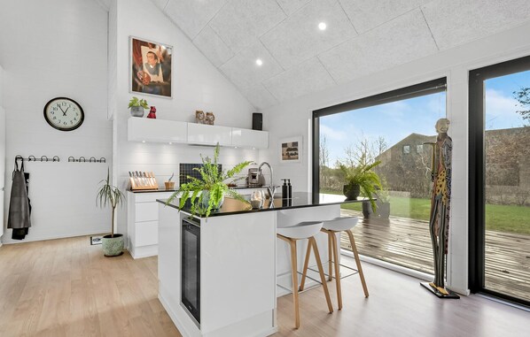 Køleskab, kogeplade, opvaskemaskine, kaffe-/temaskine