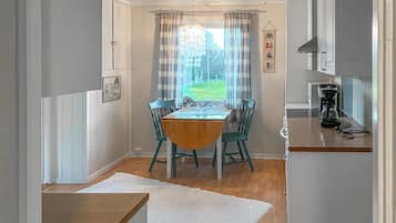 Refrigerador, horno, parrilla de estufa y cafetera y tetera