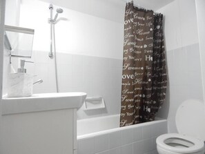 Appartement | Salle de bain | Ensemble douche/baignoire, baignoire relaxante profonde, sèche-cheveux