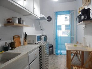 Apartment | Private kitchen | Fridge, microwave, oven, stovetop - 2 Bed Flat - Sleeps 3 - Parking - Wifi (Athens)