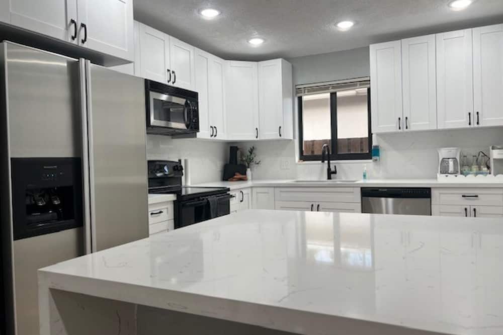 3 Bed - Sleeps 6 - Free Parking - 5 Mins to Beach - Davie, FL
