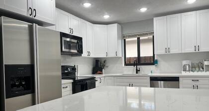 Stunning 3-bed House in Hollywood With hot tub