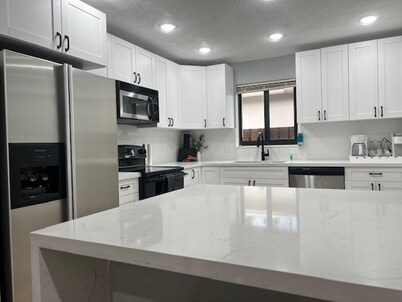 Stunning 3-bed House in Hollywood With hot tub