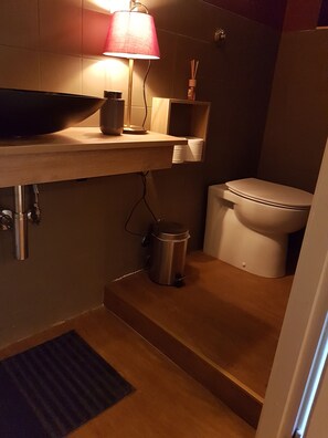 Ducha, secador de pelo, toallas y jabón