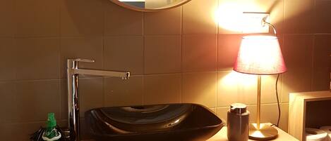 Doccia, asciugacapelli, asciugamani, sapone