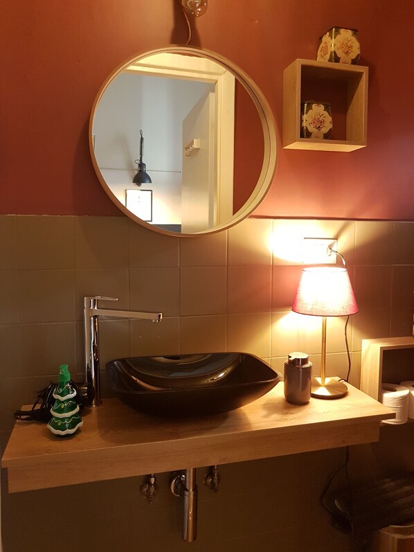 Ducha, secador de pelo, toallas y jabón