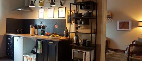 Réfrigérateur, micro-ondes, plaque de cuisson, bouilloire électrique