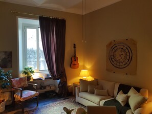 Una Smart TV, libros