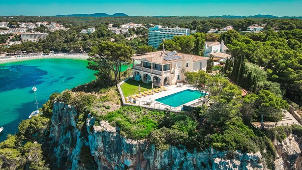 A coastal property with a swimming pool, a beach, and a cliff overlooking the sea. - Plaça de sa Punta, 4, 07750 Cala Galdana, Balearic Islands, Spanyolország (Cala Galdana)