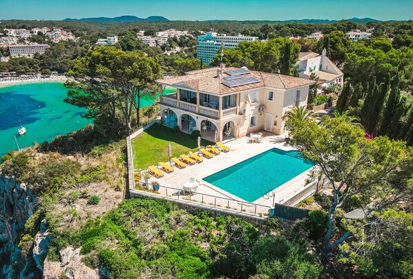 A large house with a swimming pool, surrounded by greenery and overlooking a beach. - Plaça de sa Punta, 4, 07750 Cala Galdana, Balearic Islands, Spanyolország (Cala Galdana)