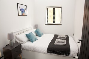 2 chambres, bureau, fer et planche à repasser, lit parapluie