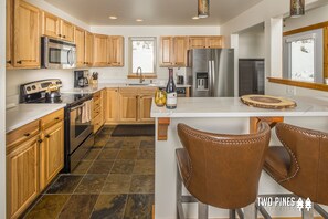 Fridge, microwave, oven, stovetop - Cozy Townhome in Town Center! Private Patio with Hot Tub! 15 Min Drive to Resort (Big Sky)