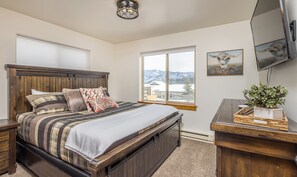 4 bedrooms, desk, iron/ironing board, WiFi
