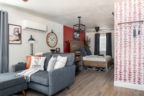 1 bedroom, iron/ironing board, free WiFi, bed sheets - Step Free Entrance - Garofalo Cottage at Wrenwood Ranch (Johnson City)