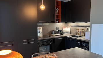 Kühlschrank, Mikrowelle, Ofen, Herdplatte