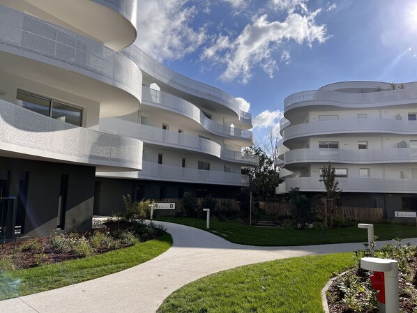 المنشأة من الخارج