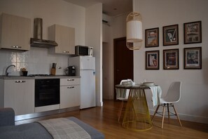 Frigorifero, microonde, forno, piano cottura