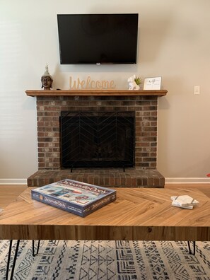 Una chimenea de ladrillo con un televisor de pantalla plana montado encima.