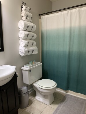 Ducha y bañera combinadas, secador de pelo, toallas y jabón