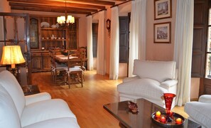 TV, peis, DVD-spiller og stereoanlegg